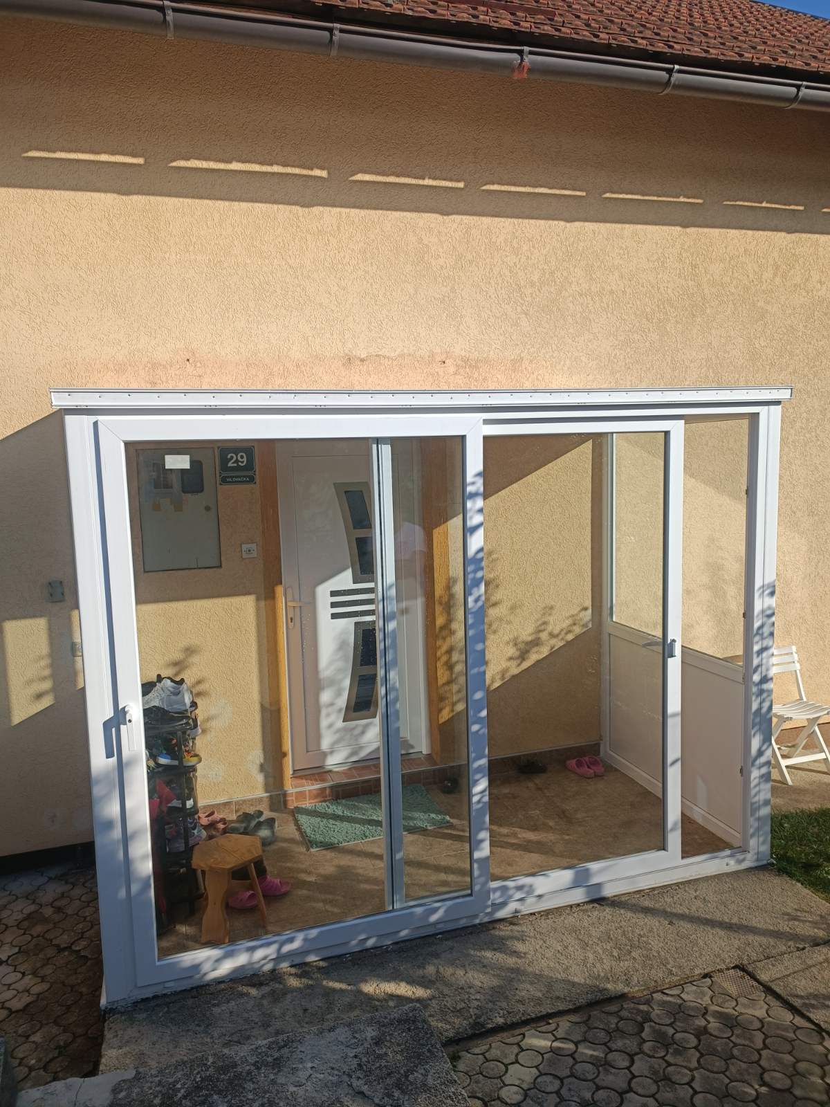ALU klizna stijena na ulazu u kuću