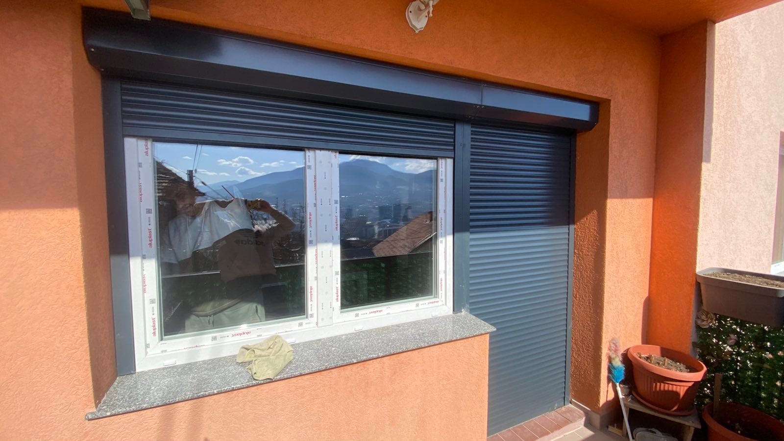 Prozor i balkonska vrata s antracit roletnama